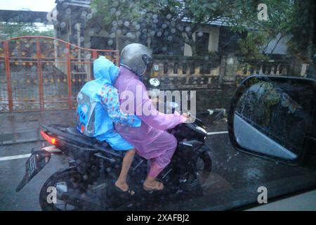 Bali in Indonesia - 5 febbraio 2024: Pioggia intensa durante il mosaico piovoso di febbraio Foto Stock