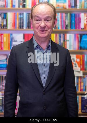 Brentwood Essex 6 giugno 2024 Peter Bradshaw, scrittore e critico cinematografico del Guardian; in una lettura e firma di un libro della sua nuova collezione di racconti "il corpo nella biblioteca mobile e altre storie" a Waterstones Brentwood Essex UK. Crediti: Ian Davidson/Alamy Live News Foto Stock