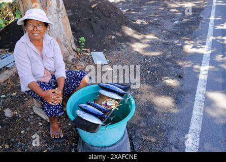 Kusamba, Bali in Indonesia - 08 febbraio 2024: Donna balinese vende pesce Foto Stock