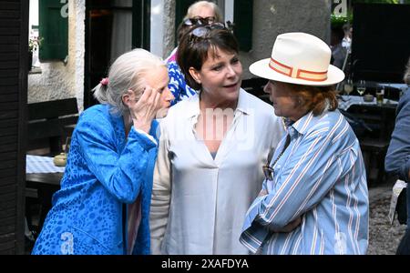 Monaco, Germania. 6 giugno 2024. Le attrici Emanuela von Frankenberg, (l-r) Janina Hartwig e Gaby Dohm chiacchierano alla riunione del cast e della troupe della serie 'um Himmels Willen' nel giardino della birra del Emmeramsmühle. Crediti: Felix Hörhager/dpa/Alamy Live News Foto Stock