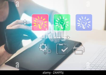 A mano con guanti e matita, tablet grafico e icone di lampadine colorate. Idea di business Foto Stock