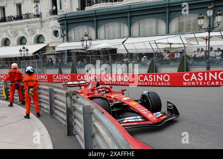 Monte Carlo, Principato di Monaco. 24 maggio 2024. Formula 1 Gran Premio di Monaco sul circuito di Monaco di Monte Carlo. Nella foto: Charles Leclerc (MON) della Scuderia Ferrari in Ferrari SF-24 all'Hotel de Paris Monte-Carlo Monaco durante la prima sessione di prove © Piotr Zajac/Alamy Live News Foto Stock