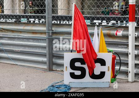 Monte Carlo, Principato di Monaco. 24 maggio 2024. Formula 1 Gran Premio di Monaco sul circuito di Monaco di Monte Carlo. Nella foto: Bandiera rossa e segnale di sicurezza © Piotr Zajac/Alamy Live News Foto Stock