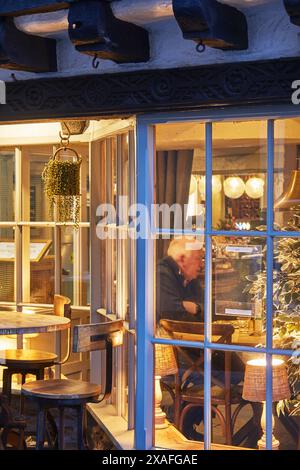 Una vista al crepuscolo del Bayard's Cove Inn, un edificio del XVI secolo, il secondo edificio piu' vecchio di Dartmouth, Devon, Gran Bretagna. Foto Stock