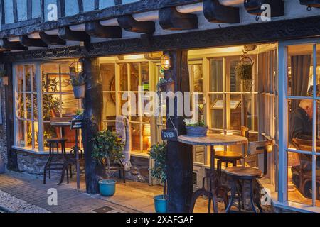 Una vista al crepuscolo del Bayard's Cove Inn, un edificio del XVI secolo, il secondo edificio piu' vecchio di Dartmouth, Devon, Gran Bretagna. Foto Stock