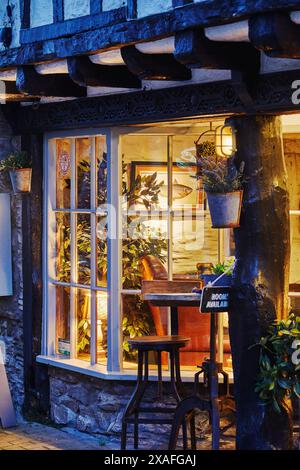 Una vista al crepuscolo del Bayard's Cove Inn, un edificio del XVI secolo, il secondo edificio piu' vecchio di Dartmouth, Devon, Gran Bretagna. Foto Stock