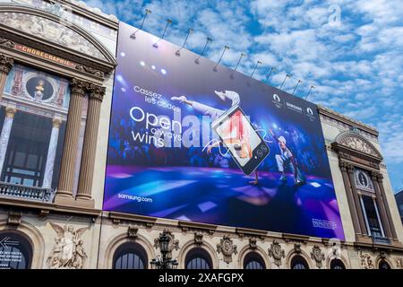 Cartellone pubblicitario per Samsung Galaxy Z Flip5 che copre l'impalcatura dei lavori di ristrutturazione sulla facciata principale del Teatro dell'Opera di Parigi Foto Stock