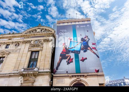 Samsung Galaxy Z Flip5 cartellone pubblicitario sui Giochi Olimpici estivi di Parigi 2024 (arrampicata) sopra l'impalcatura sulla facciata dell'Opera di Parigi Foto Stock