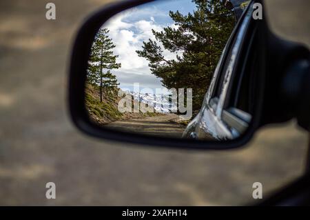 Strada riflessa nello specchio dell'auto fino al parcheggio Hoya del Portillo, Sierra Nevada, Andalusia, Spagna Foto Stock