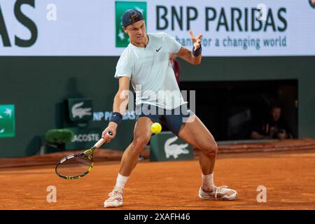 PARIGI, FRANCIA - 4 GIUGNO: Holger Rune della Danimarca in azione durante il giorno 9 del French Open 2024 al Roland Garros il 4 giugno 2024 a Parigi, Francia. (Foto di Marleen Fouchier/BSR Agency) Foto Stock