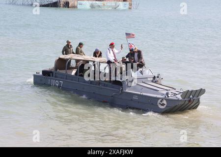 Arromanches, Normandia, Francia. 6 giugno 2024. L'operazione Overlord e il 80° anniversario dello sbarco del D-Day sono celebrati e commemorati nella città costiera di Arromanches, uno dei primi luoghi liberati il 6 giugno 1944. I visitatori affollano le spiagge per sperimentare veicoli d'epoca della seconda guerra mondiale insieme ai servizi e alle moderne esibizioni militari delle forze internazionali. Crediti: Casper Farrell/Alamy News Foto Stock