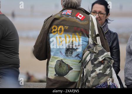 Arromanches, Normandia, Francia. 6 giugno 2024. L'operazione Overlord e il 80° anniversario dello sbarco del D-Day sono celebrati e commemorati nella città costiera di Arromanches, uno dei primi luoghi liberati il 6 giugno 1944. I visitatori affollano le spiagge per sperimentare veicoli d'epoca della seconda guerra mondiale insieme ai servizi e alle moderne esibizioni militari delle forze internazionali. Crediti: Casper Farrell/Alamy News Foto Stock