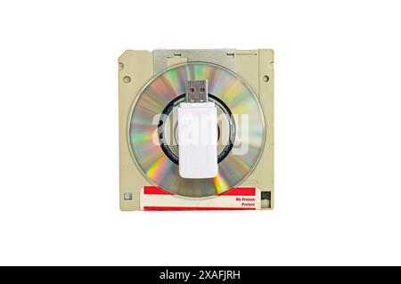 Archiviazione dati elettronica retrò vintage, memoria esterna in computer Organization, dispositivi da 80, 90, cd, unità flash. Bianco isolato Foto Stock