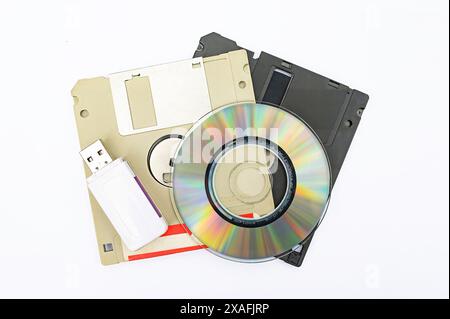 Archiviazione dati elettronica retrò vintage, memoria esterna in computer Organization, dispositivi da 80, 90, cd, unità flash. Bianco isolato Foto Stock