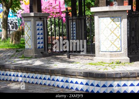 Senzatetto che dorme in un gazebo Foto Stock