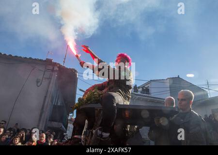 Caceres, Spagna - 20 gennaio 2024: Jarramplas Festival of Piornal, Caceres, Spagna. Tradizionale festa del lancio di rape Foto Stock