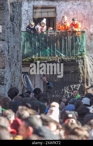 Caceres, Spagna - 20 gennaio 2024: Jarramplas Festival of Piornal, Caceres, Spagna. Tradizionale festa del lancio di rape Foto Stock