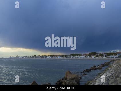 Foto panoramica della città di grado sul mare Adriatico al tramonto prima del temporale Foto Stock