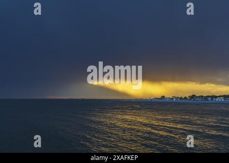 Foto panoramica della città di grado sul mare Adriatico al tramonto prima del temporale Foto Stock