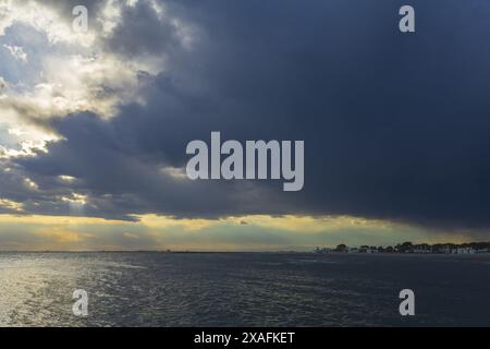 Foto panoramica della città di grado sul mare Adriatico al tramonto prima del temporale Foto Stock