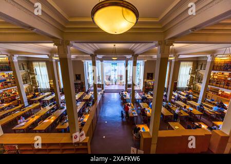 Sala lettura nella Carolina Rediviva, fondata nel 1622. È la biblioteca più antica e più grande della Svezia e la biblioteca principale dell'Università di Uppsala. L'imponente edificio in cui è ospitato è stato costruito nel 1841 su progetto di Fredrik Sundvall. Uppsala, Svezia Foto Stock