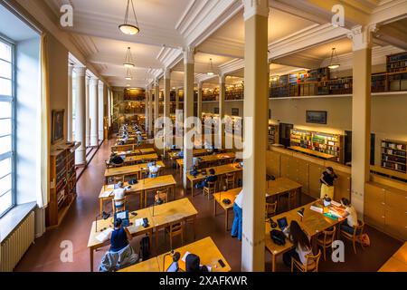 Sala lettura nella Carolina Rediviva, fondata nel 1622. È la biblioteca più antica e più grande della Svezia e la biblioteca principale dell'Università di Uppsala. L'imponente edificio in cui è ospitato è stato costruito nel 1841 su progetto di Fredrik Sundvall. Uppsala, Svezia Foto Stock