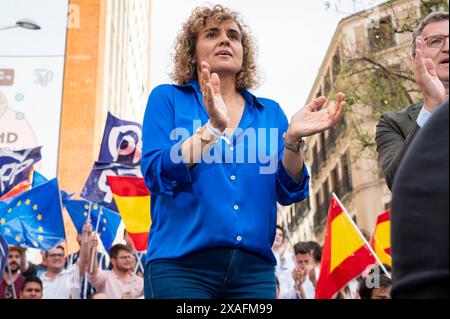 Politica 2024: PP cerimonia di chiusura della campagna elettorale per il Parlamento europeo Dolors Montserrat, candidato del PP per le elezioni al Parlamento europeo, vista durante la cerimonia di chiusura della campagna elettorale del Partito Popolare per le elezioni del Parlamento europeo del 6 giugno 2024 a Madrid, Spagna. Madrid Plaza del Callao Madrid Spagna Copyright: XAlbertoxGardinx AGardin Pol EE PP 041 Foto Stock