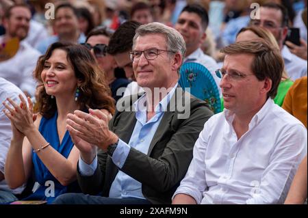 Politica 2024: PP cerimonia di chiusura della campagna elettorale per il Parlamento europeo Isabel Diaz Ayuso L, presidente della Comunità di Madrid e figura di spicco del PP, Alberto Nunez Feijoo C, presidente del PP, e Jose Luis Martinez Almeida R, sindaco di Madrid, visto durante la cerimonia di chiusura della campagna elettorale del Partito Popolare per le elezioni del Parlamento europeo del 6 giugno 2024 a Madrid, in Spagna. Madrid Plaza del Callao Madrid Spagna Copyright: XAlbertoxGardinx AGardin Pol EE PP 100 Foto Stock