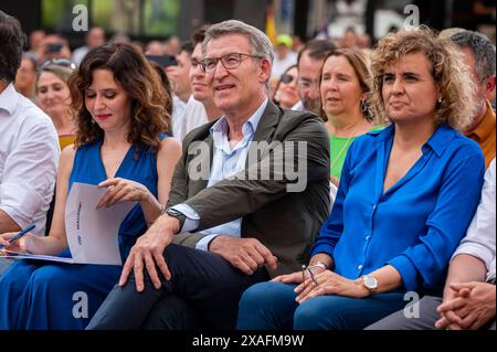 Politica 2024: PP cerimonia di chiusura della campagna elettorale per il Parlamento europeo Isabel Diaz Ayuso L, presidente della Comunità di Madrid e figura di spicco del PP, Alberto Nunez Feijoo C, presidente del PP, e Dolors Montserrat R, candidato PP alle elezioni del Parlamento europeo, visto durante la cerimonia di chiusura della campagna elettorale del Partito Popolare per le elezioni del Parlamento europeo del 6 giugno 2024 a Madrid, Spagna. Madrid Plaza del Callao Madrid Spagna Copyright: XAlbertoxGardinx AGardin Pol EE PP 063 Foto Stock