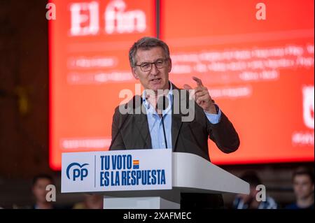 Politica 2024: PP cerimonia di chiusura della campagna elettorale per il Parlamento europeo Alberto Nunez Feijoo, presidente del PP, visto parlare durante la cerimonia di chiusura della campagna elettorale del Partito Popolare per le elezioni del Parlamento europeo del 6 giugno 2024 a Madrid, Spagna. Madrid Plaza del Callao Madrid Spagna Copyright: XAlbertoxGardinx AGardin Pol EE PP 199 Foto Stock