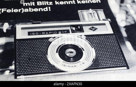 Viersen, Germania - 9 maggio. 2024: Vecchia rivista retrò tedesca AGFA ISO Rapid camera pubblicità del 1963 Foto Stock