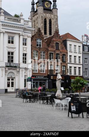 Kortrijk, regione fiamminga occidentale, Belgio, 13 luglio 2021 - Piazza Jozef Vandaleplein con terrazze nella città vecchia Foto Stock