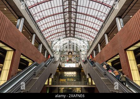 Anversa, Fiandre - Belgio - 12 28 2020- Design interno della rinnovata stazione ferroviaria centrale Foto Stock