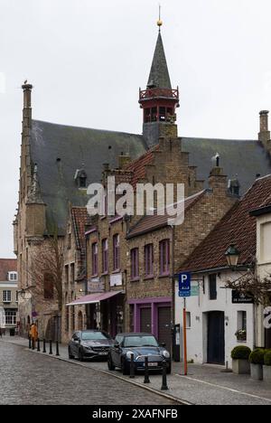 Damme, regione fiamminga - Belgio - 04 04 04 2021 - facciata storica in tradizionale chiesa in mattoni Foto Stock