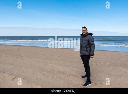 40 anni uomo bianco in piedi sulla spiaggia di Knoke, Fiandre, Belgio. Modello rilasciato. Foto Stock