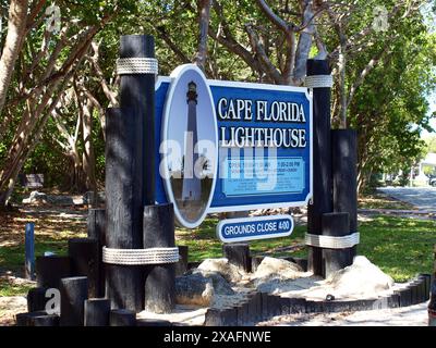 Miami, Florida, Stati Uniti - 7 aprile 2024: Cartello all'ingresso dello storico faro di Bill Baggs Cape Florida State Park. Uso editoriale. Foto Stock