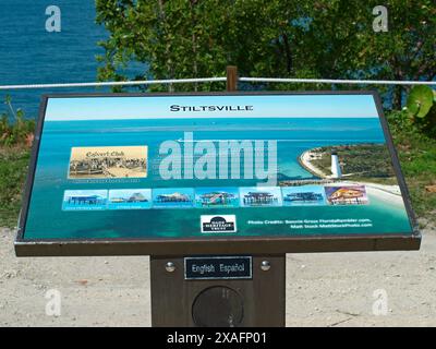 Miami, Florida, Stati Uniti - 7 aprile 2024: Cartello turistico sulla storica Stiltsville a Bill Baggs Cape Florida State Park. Uso editoriale. Foto Stock