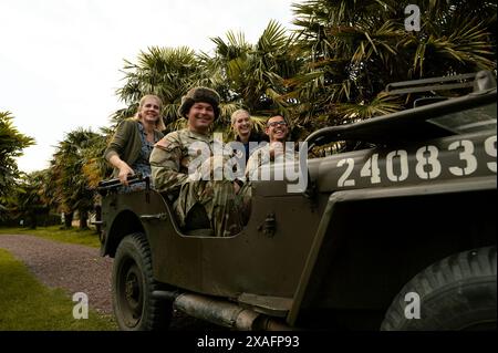 Sainte-Mére-Église, Francia. 3 giugno 2024. U. S Air Force 2nd LT. Madison Marsh, 2nd Right, incoronata Miss America 2024, cavalca su una jeep dell'era della seconda guerra mondiale durante le riprese di un documentario sull'importanza del D-Day, 3 giugno 2024, a Sainte-Mére-Église, Normandia, Francia. Marsh, una ventiduenne laureata della U.S. Air Force Academy, è il primo ufficiale militare in servizio attivo a detenere la corona come Miss America. Credito: Miriam Thurber/U. S Air Force Photo/Alamy Live News Foto Stock