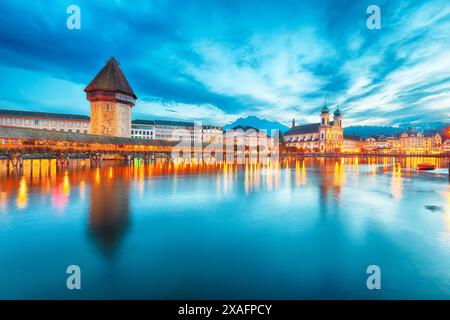 Splendido centro storico di Lucerna con edifici famosi e il ponte della cappella in legno (Kapellbrucke). Destinazione di viaggio popolare . Posizione Foto Stock