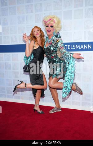 Anna Ermakova e Olivia Jones bei der Bertelsmann Party AM 6.06.2024 a Berlino Foto Stock