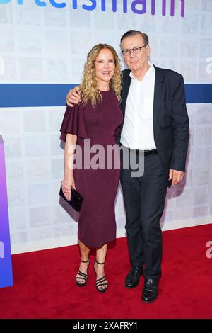 Katja Burkard und ihr Ehemann Hans Mahr bei der Bertelsmann Party AM 6.06.2024 a Berlino Foto Stock