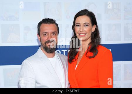 Pinar Atalay und ihr Ehemann Reha Omayer bei der Bertelsmann Party AM 6.06.2024 a Berlino Foto Stock