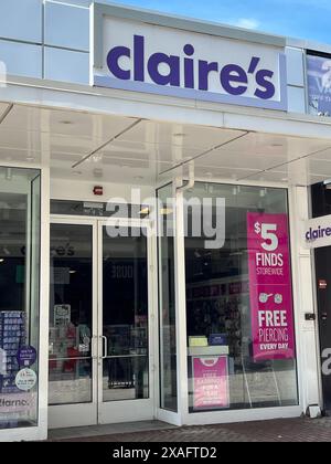 Esterno del boutique store Claire's presso l'Old Orchard Shopping Center di Skokie, Illinois Foto Stock