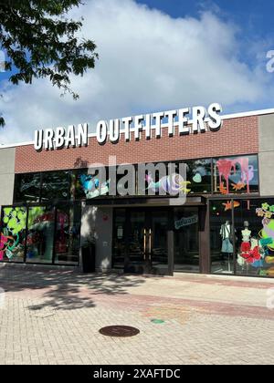 Esterno del negozio Urban Outfitters presso l'Old Orchard Shopping Center di Skokie, Illinois Foto Stock