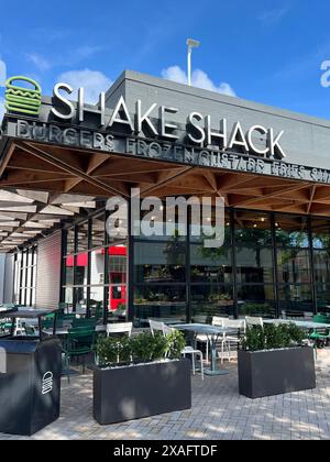 Esterno del ristorante veloce e informale Shake Shack presso l'Old Orchard Shopping Center di Skokie, Illinois Foto Stock