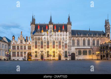 Piazza Burg con il municipio di Bruges e la Basilica del Sacro sangue a Bruges, Belgio Foto Stock