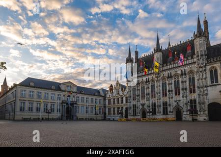 Piazza Burg con il municipio di Bruges e l'ufficio di polizia situato a Bruges, Belgio Foto Stock