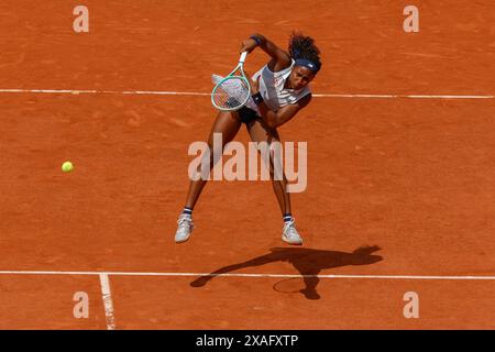 Parigi, Parigi, Francia. 6 giugno 2024. COCO GAUF (USA) in azione contro IGA SWIATEK (POL) durante il grande Slam di tennis del Roland Garros 2024, giorno 12, allo stadio Roland Garros di Parigi. Swiatek ha vinto il match 6-2, 6-4. (Credit Image: © Loic Baratoux/ZUMA Press Wire) SOLO PER USO EDITORIALE! Non per USO commerciale! Foto Stock