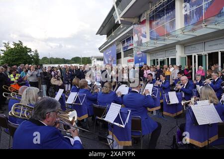 Epsom, Surrey, Regno Unito. 6 giugno 2024. (D.. Giorno 80 anni) i residenti locali del Surrey e della città di Epsom si riuniscono per commemorare il 80° anniversario dello sbarco in Normandia, Francia, che ha trasformato l'ondata della seconda guerra mondiale. Crediti: Motofoto/Alamy Live News Foto Stock