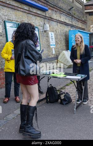 Brighton, Regno Unito. 5 giugno 2024. Sian Berry (r), candidata parlamentare verde per il Padiglione di Brighton, si unisce ai volontari per sostenere la sua campagna elettorale generale fuori dalla stazione ferroviaria di Preston Park. L'ex co-leader del Partito Verde spera di essere eletta in sostituzione di Caroline Lucas, che si è ora dimessa, alle elezioni generali del 4 luglio. Il Partito Verde ha ospitato il Padiglione di Brighton dal 2010. Crediti: Mark Kerrison/Alamy Live News Foto Stock